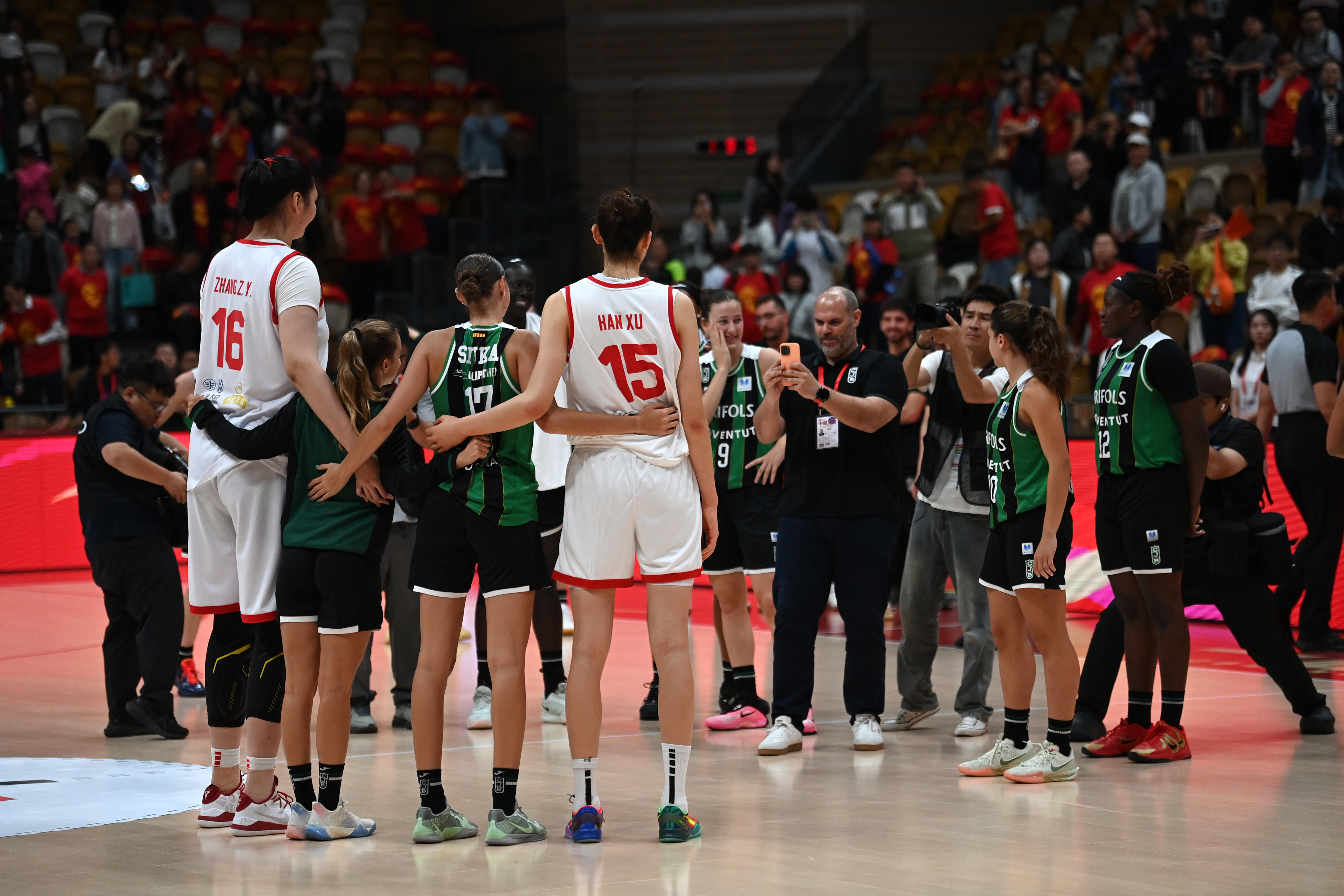 一场备受瞩目的篮球赛事掀起了全民讨论 一场备受瞩目的篮球赛事掀起了全民讨论