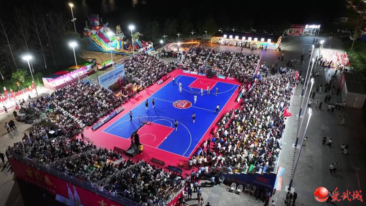 一场备受瞩目的篮球赛事掀起了全民讨论 一场备受瞩目的篮球赛事掀起了全民讨论